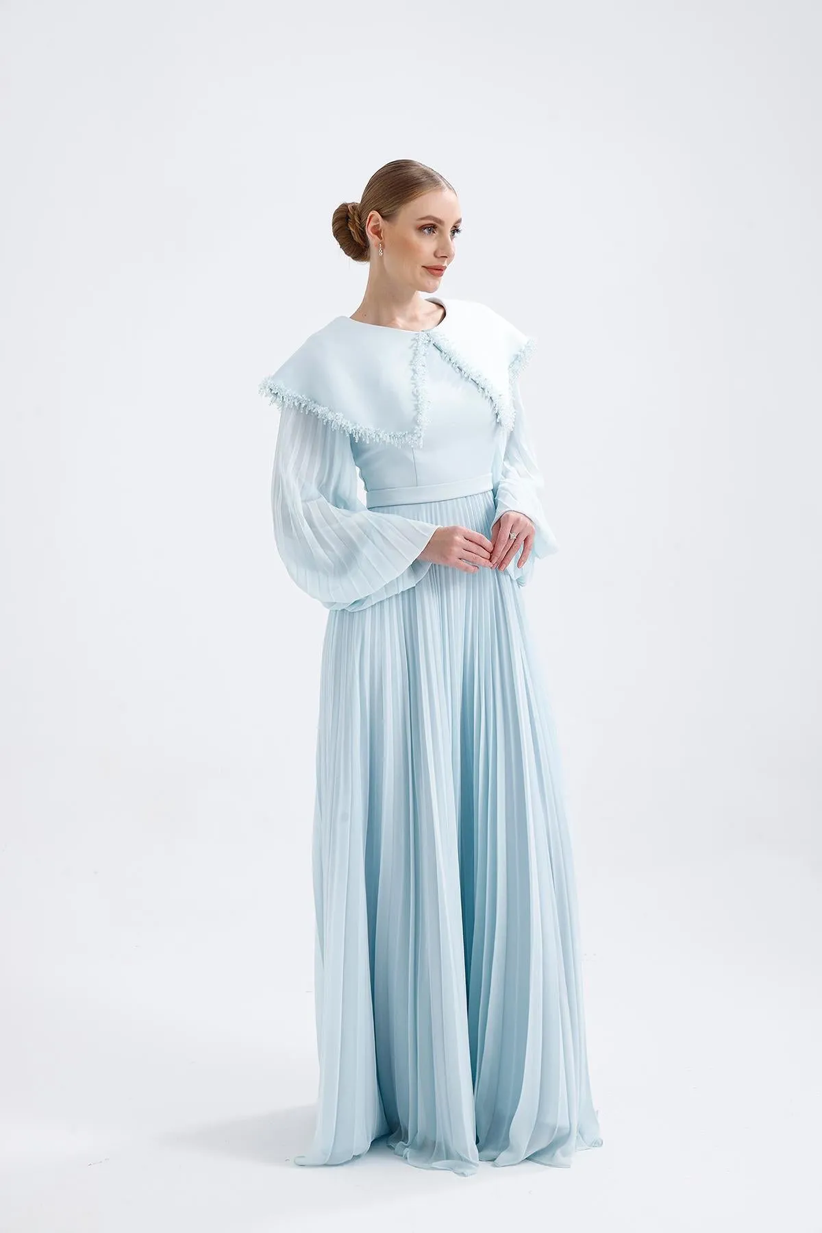 𝐒𝐀𝐌𝐀𝐍𝐓𝐇𝐀 Crepe Collar Embroidered Pleated Chiffon Hijab Evening Dress- T56734