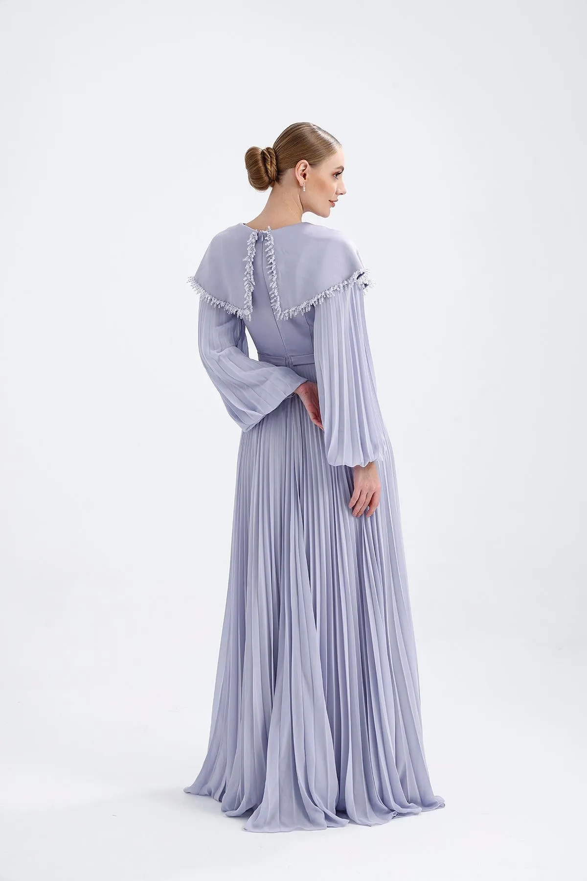 𝐒𝐀𝐌𝐀𝐍𝐓𝐇𝐀 Crepe Collar Embroidered Pleated Chiffon Hijab Evening Dress- T56734