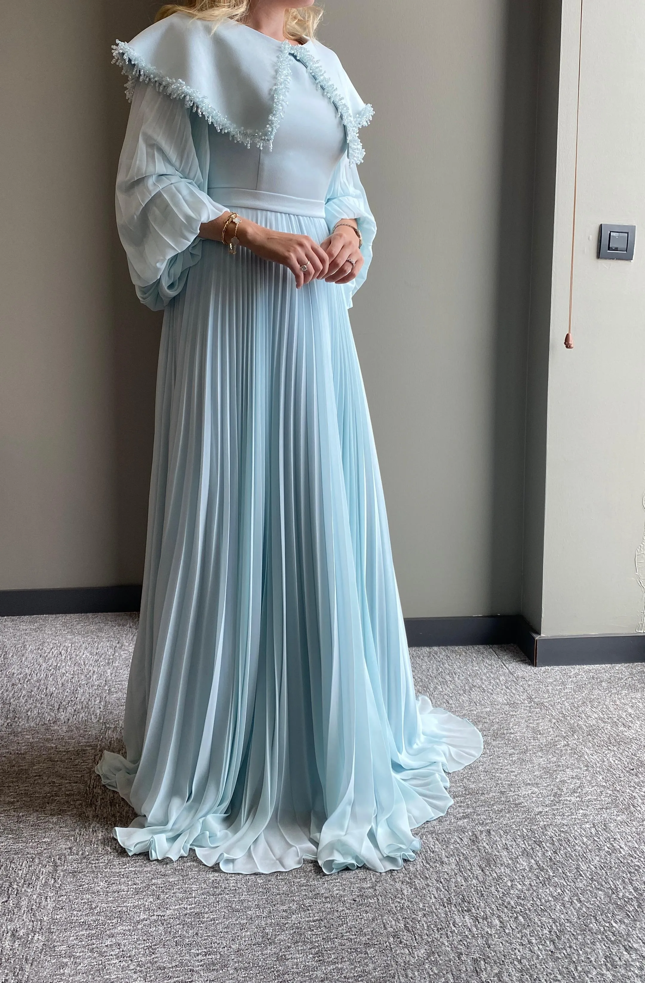 𝐒𝐀𝐌𝐀𝐍𝐓𝐇𝐀 Crepe Collar Embroidered Pleated Chiffon Hijab Evening Dress- T56734