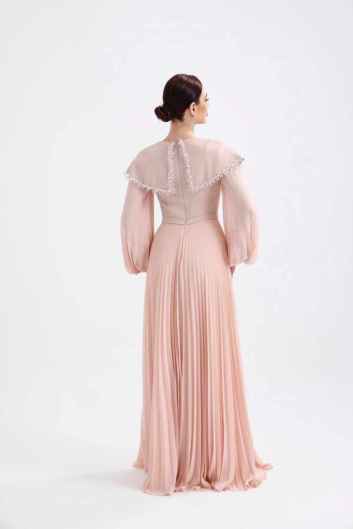 𝐒𝐀𝐌𝐀𝐍𝐓𝐇𝐀 Crepe Collar Embroidered Pleated Chiffon Hijab Evening Dress- T56734