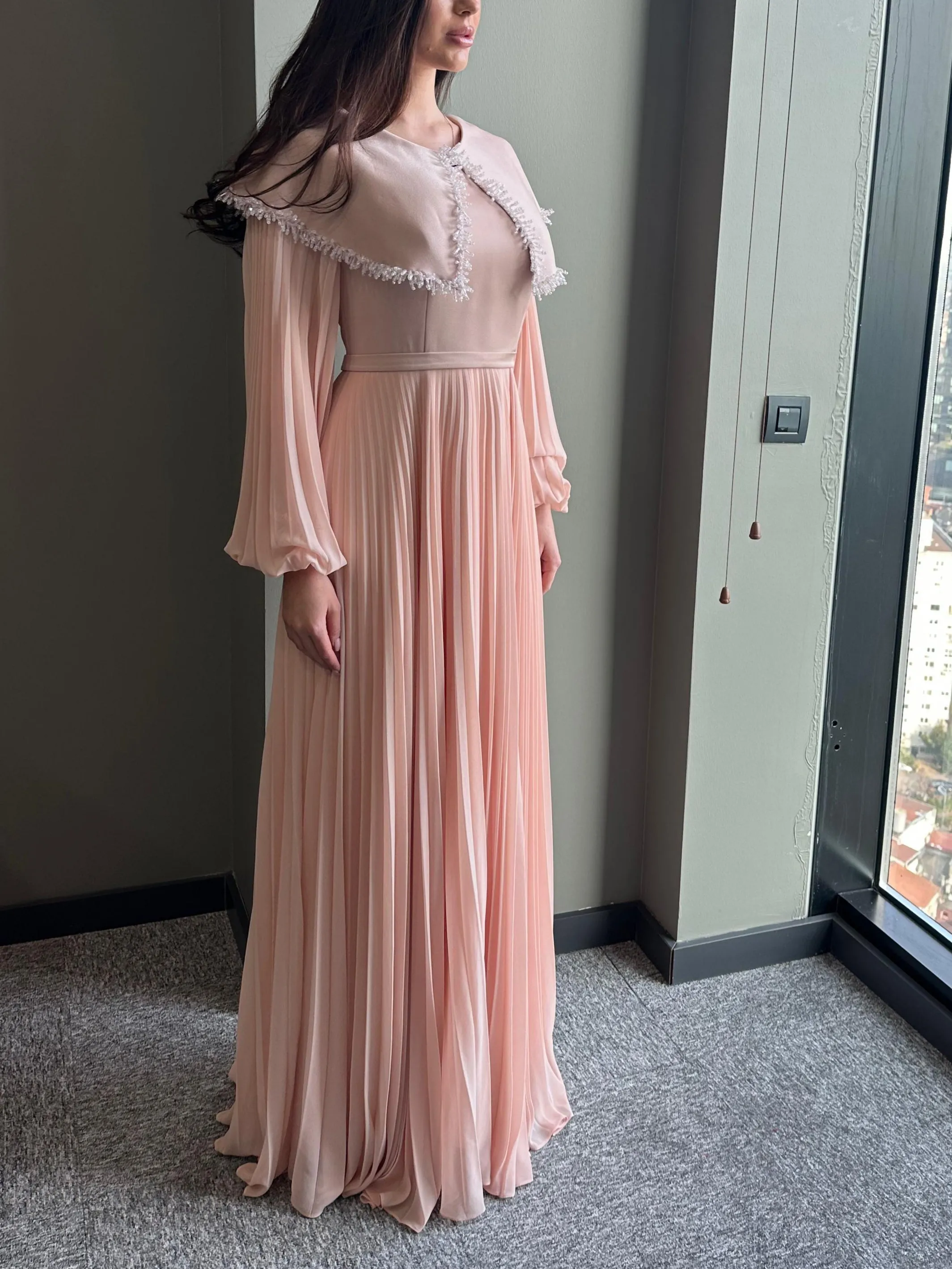 𝐒𝐀𝐌𝐀𝐍𝐓𝐇𝐀 Crepe Collar Embroidered Pleated Chiffon Hijab Evening Dress- T56734