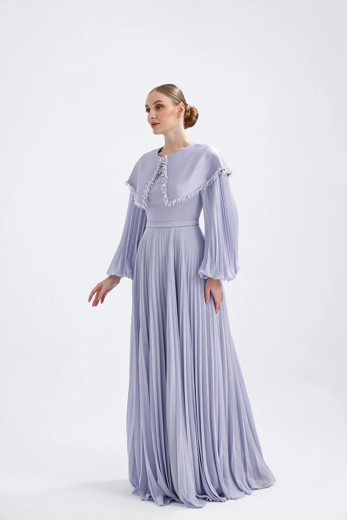 𝐒𝐀𝐌𝐀𝐍𝐓𝐇𝐀 Crepe Collar Embroidered Pleated Chiffon Hijab Evening Dress- T56734