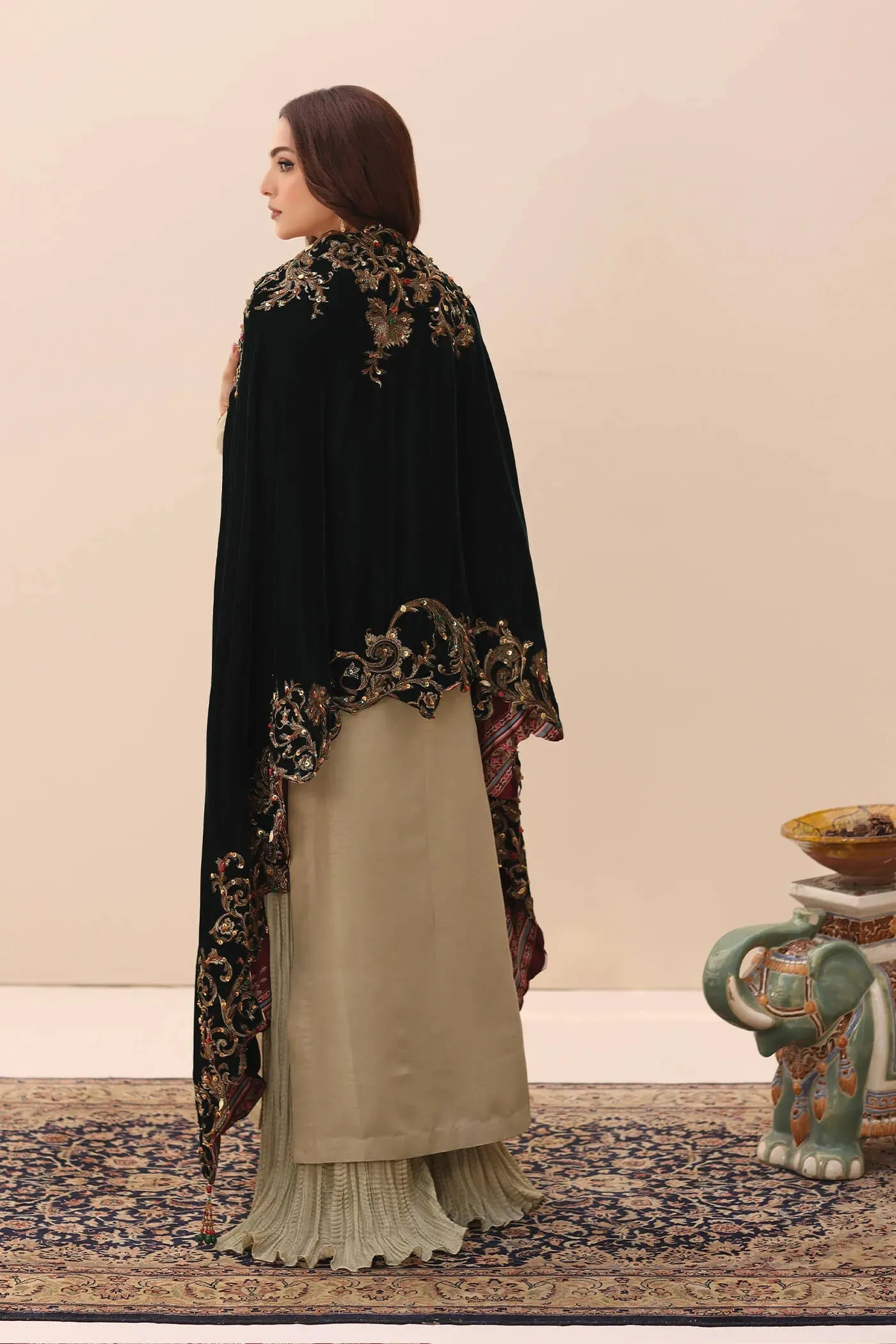 Elegant Creamy white Embroidered Pakistani Salwar Kameez Dupatta Suit